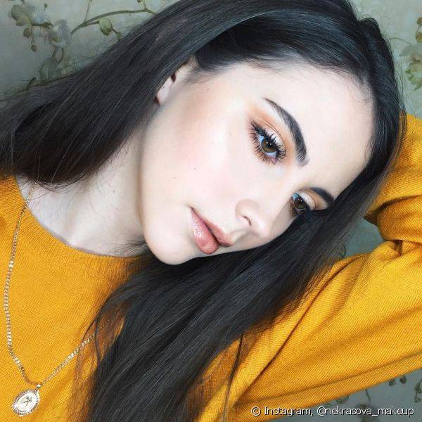 Para usar uma make total nude com roupa amarela, é preciso investir nas texturas para não deixar o rosto apagado (Foto: Instagram @nekrasova_makeup)